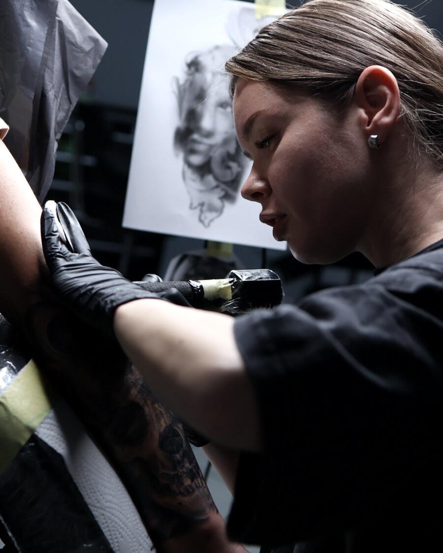 Artist mit Referenzskizze